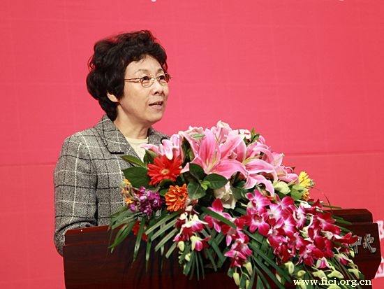 “第八届中国文化产业新年论坛”于2011年1月8日-9日在北京召开。上图为十一届全国人大常委会副委员长严隽琪。