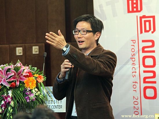 “第八届中国文化产业新年论坛”于2011年1月8日-9日在北京召开。上图为暨南国际大学哈佛中区研究中心主任施信佑。