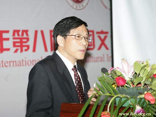 “第八届中国文化产业新年论坛”于2011年1月8日-9日在北京召开。上图为国家行政学院社会和文化部副主任祁述裕。"