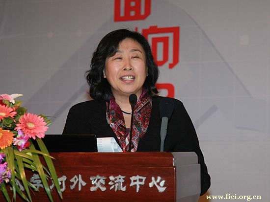 “第八届中国文化产业新年论坛”于2011年1月8日-9日在北京召开。上图为北京大学文化产业研究院动漫游戏研究中心主任邓丽丽。