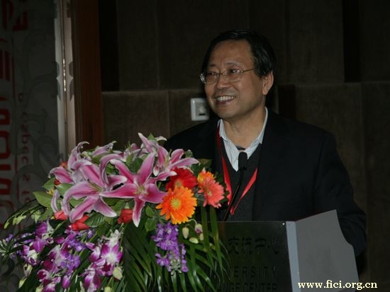 “第八届中国文化产业新年论坛”于2011年1月8日-9日在北京召开。上图为北京大学新闻与传播学院教授、现代出版研究所所长肖东发。